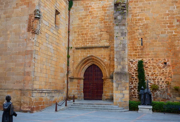 Náměstí s kostelem Caceres San Juan ve Španělsku — Stock fotografie