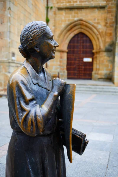 Caceres Leoncia gomez sculpture in Spain — Stock Photo, Image