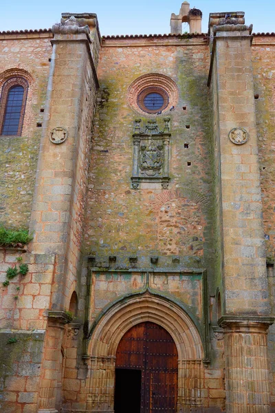 Caceres kostel Santiago ve Španělsku — Stock fotografie