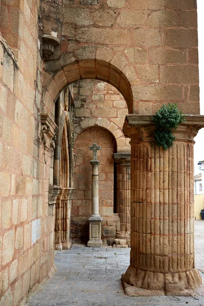 Caceres kerk van Santiago in Spanje — Stockfoto