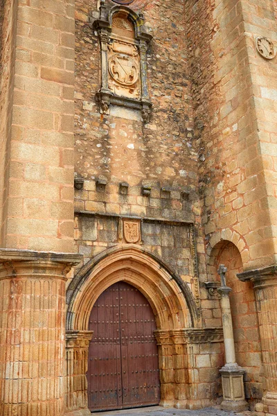 Caceres kostel Santiago ve Španělsku — Stock fotografie