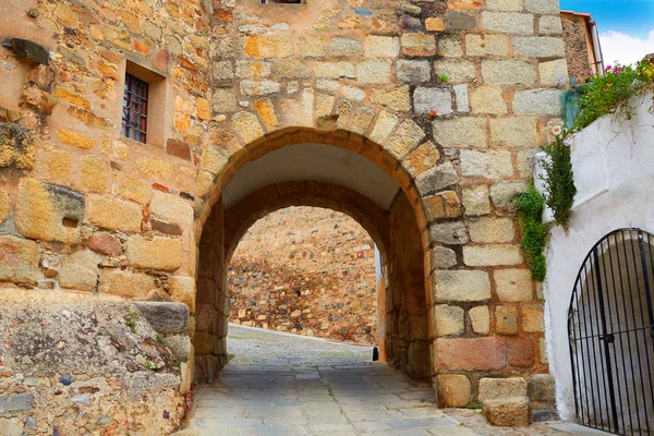 Folyó ajtó Arco del Cristo Caceres, Spanyolország — Stock Fotó