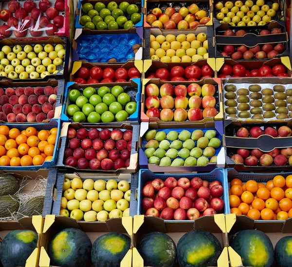 Fundo de frutas em caixas de exibição no mercado — Fotografia de Stock