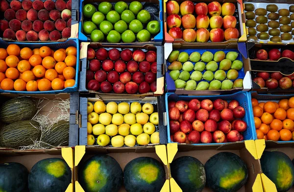 Vruchten achtergrond in de vakken weergeven op markt — Stockfoto