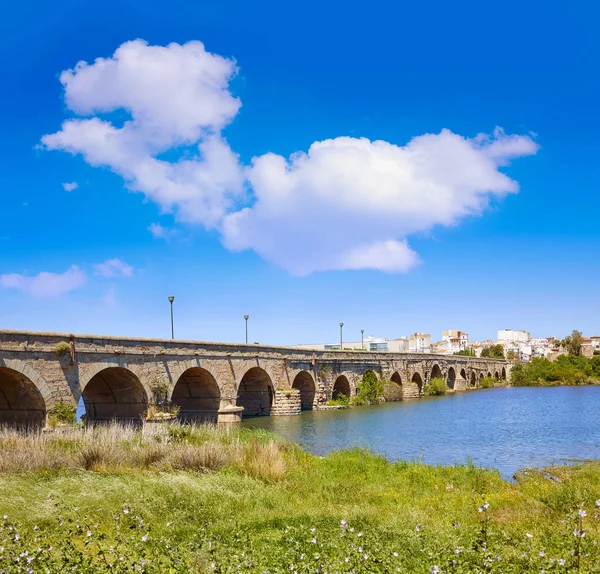 Mérida em Espanha entrada ponte romana — Fotografia de Stock
