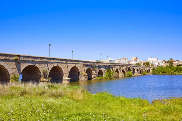 Merida İspanya giriş Roma köprüsü — Stok fotoğraf