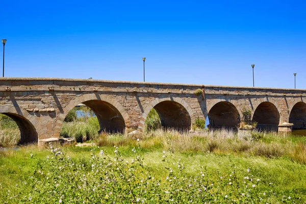 Merida v Španělsku vchod římský most — Stock fotografie
