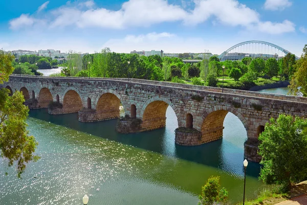 Merida v Španělsku římský most přes Guadiana — Stock fotografie