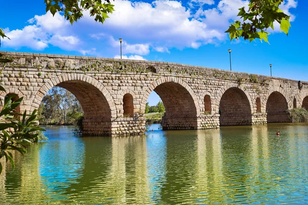 Merida i Spanien Romaren överbryggar över Guadiana — Stockfoto