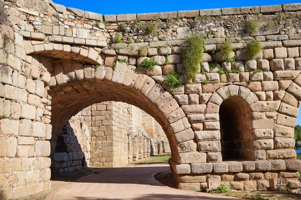 Μέριδα στην Ισπανία Ρωμαϊκή γέφυρα πάνω Γκουαδιάνα — Φωτογραφία Αρχείου