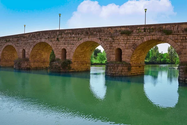Merida v Španělsku římský most přes Guadiana — Stock fotografie