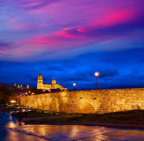 Západ slunce Salamanca v řece Tormes římský most — Stock fotografie