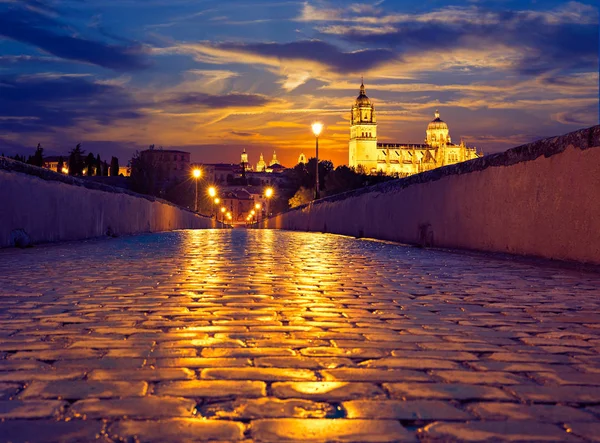 萨拉曼卡日落在罗马桥 Tormes 河 — 图库照片