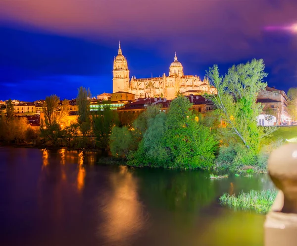 Zachód słońca skyline Salamanca w Hiszpanii rzeki Tormes — Zdjęcie stockowe