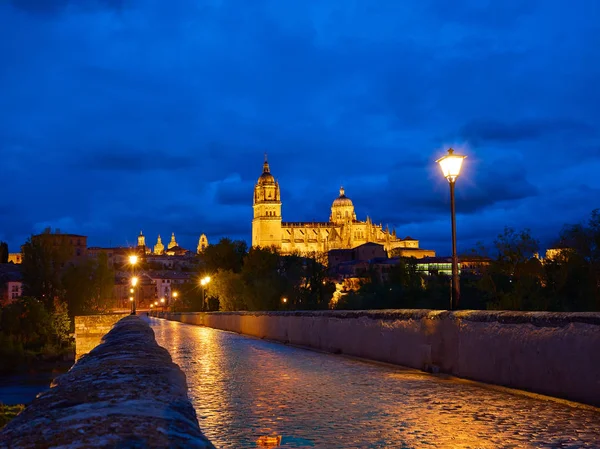 Salamanca solnedgång i romerska bron Tormes river — Stockfoto