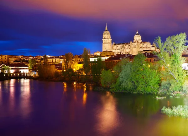 Zachód słońca skyline Salamanca w Hiszpanii rzeki Tormes — Zdjęcie stockowe