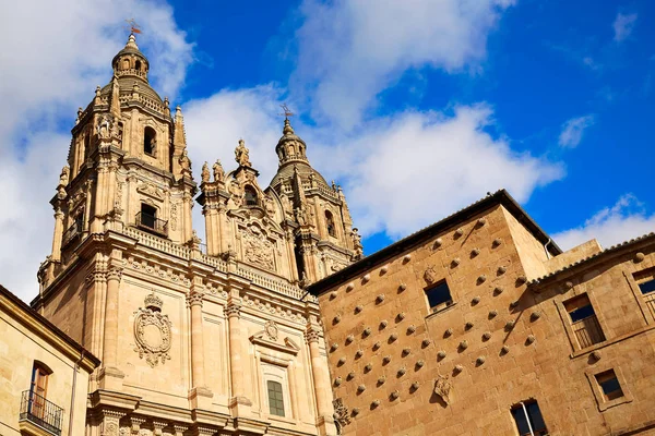 Salamanca clerecia kirche und casa conchas — Stockfoto