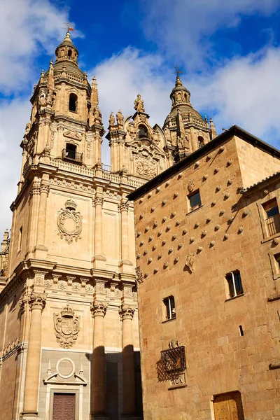 Salamanca Clerecia kyrkan och Casa Conchas — Stockfoto