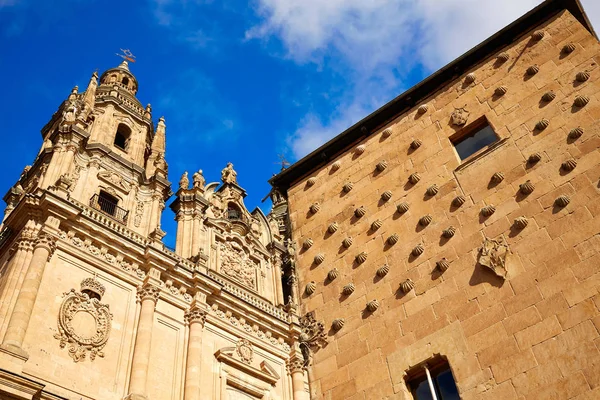 Salamanca clerecia kirche und casa conchas — Stockfoto
