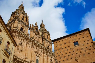 Salamanca Clerecia Kilisesi ve Casa Conchas