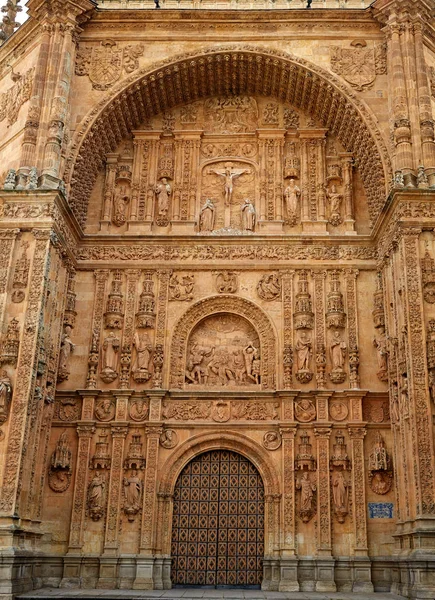 Сан-Эстебан-монастырь в Саламанке — стоковое фото