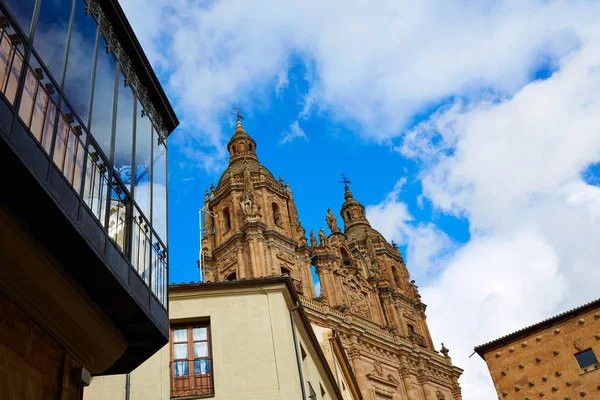 Salamanca Clerecia Kilisesi ve Casa Conchas — Stok fotoğraf