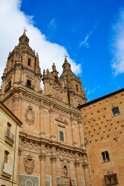 Salamanca Clerecia kyrkan och Casa Conchas — Stockfoto