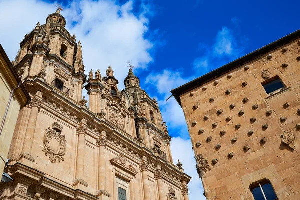 Salamanca Clerecia církve a Casa Conchas — Stock fotografie