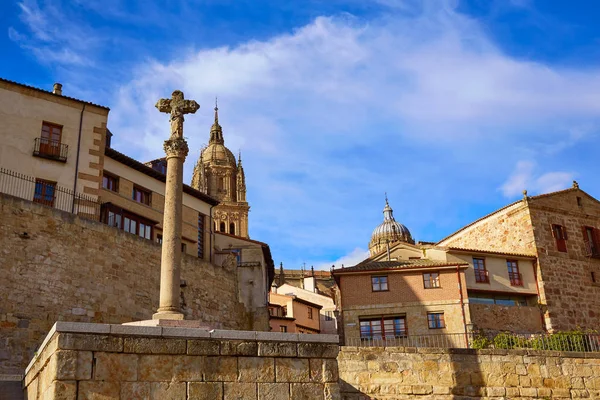 Ajusticiados cross Salamanca på Anibal dörr — Stockfoto
