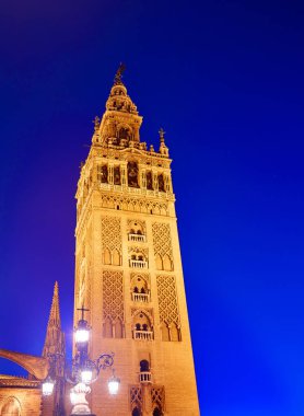 Seville Giralda Kulesi günbatımı Sevilla Andalusia içinde