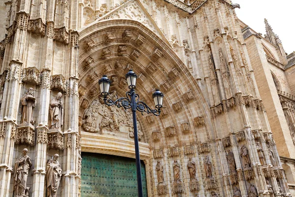 Σεβίλλη Καθεδρικός πρόσοψη στην Σεβίλλη Ισπανία — Φωτογραφία Αρχείου