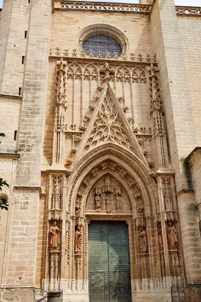 Facciata della cattedrale di Siviglia a Siviglia Spagna — Foto Stock