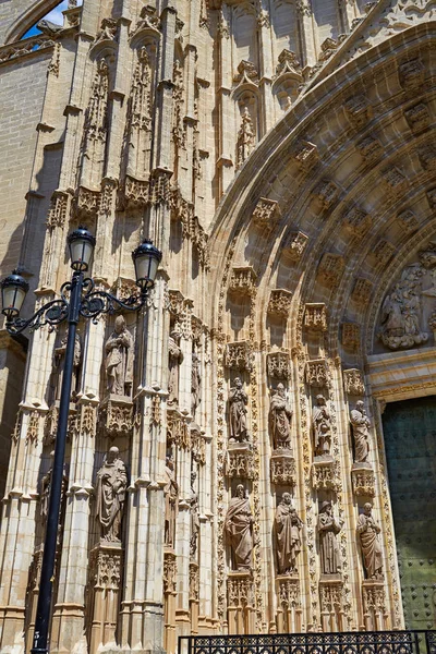 Sevilla kathedraal gevel in Constitucion Spanje — Stockfoto