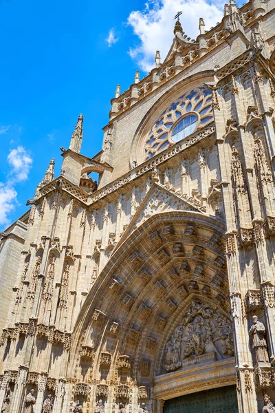 Sevilla kathedraal gevel in Constitucion Spanje — Stockfoto