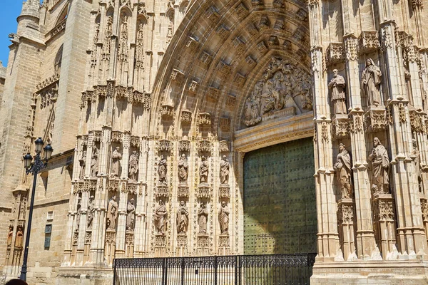 Sevilla kathedraal gevel in Constitucion Spanje — Stockfoto