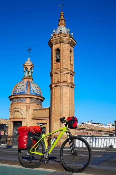 Bicicleta Via de la plata en el Puente Isabel II Triana Sevilla — Foto de Stock