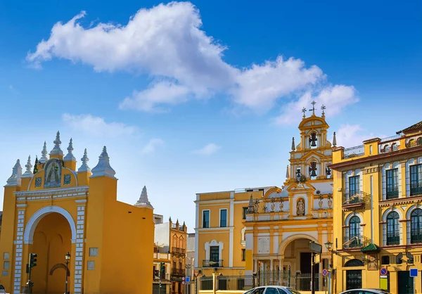 Sevilla Puerta de la Macarena a bazilika — Stock fotografie