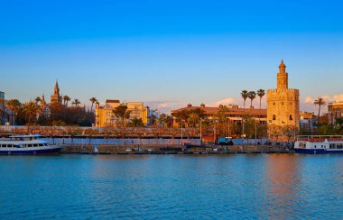 Seville günbatımı manzarası torre del Oro ve Giralda