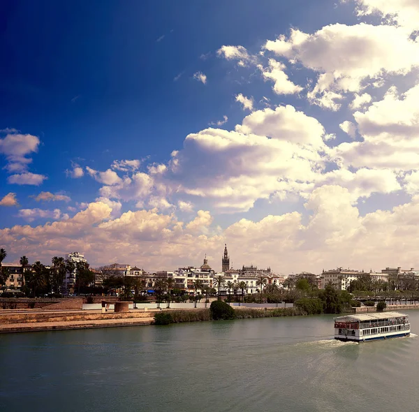 Sevilla skyline en Alfonso Xiii kanaal Andalusië — Stockfoto