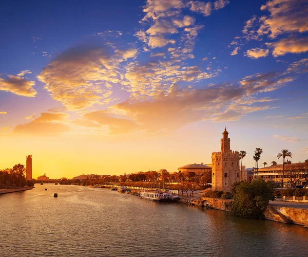 O pôr-do-sol de Sevilha torre del Oro em Sevilha — Fotografia de Stock