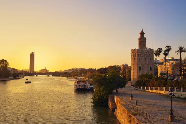 Atardecer Sevilla torre del Oro en Sevilla —  Fotos de Stock