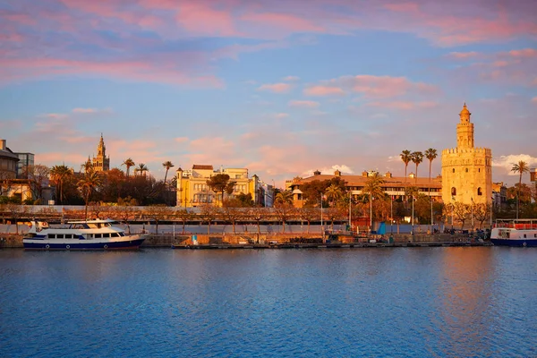 Pôr-do-sol de Sevilha torre del Oro e Giralda — Fotografia de Stock