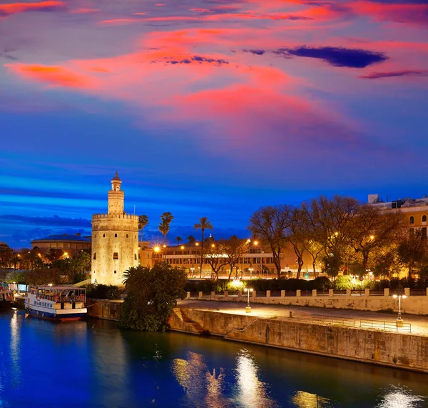 O pôr-do-sol de Sevilha torre del Oro em Sevilha — Fotografia de Stock