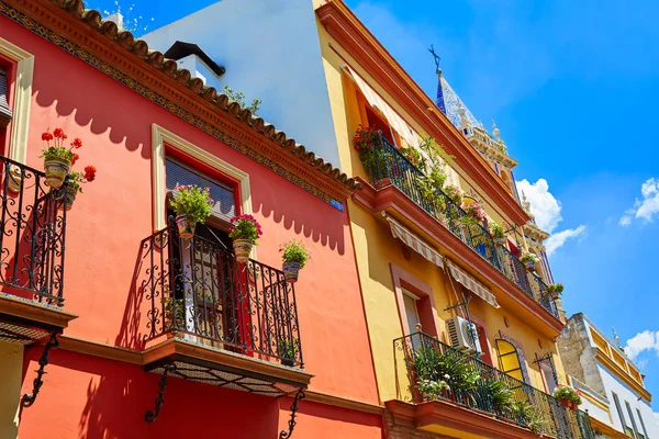 Triana barrio fachadas em Sevilha Andaluzia Espanha — Fotografia de Stock