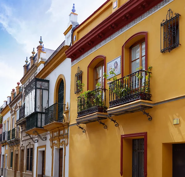 Triana barrio de fachadas de Sevilha Andaluzia Espanha — Fotografia de Stock