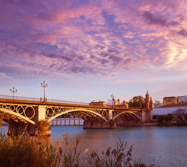 Ponte Puente Isabel II pôr do sol em Triana Sevilha — Fotografia de Stock