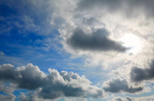 Драматическое голубое небо с серыми облаками — стоковое фото