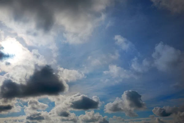 Драматическое голубое небо с серыми облаками — стоковое фото