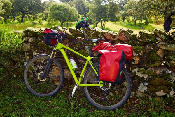 Pellegrino in bicicletta in Estremadura in Via de la Plata — Foto Stock