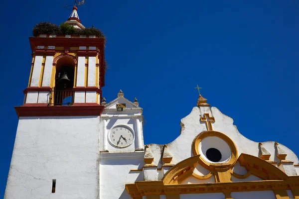 ・ デ ・ ラ ・ プラタの方法スペイン経由で Castilblanco 教会 — ストック写真